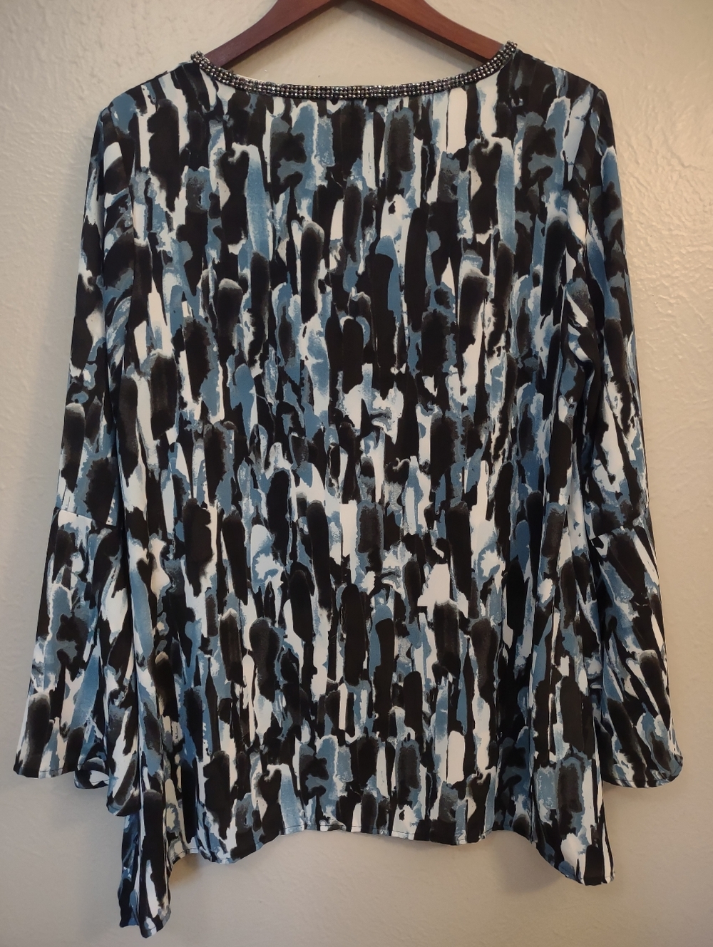 Juicy Couture Blue Abstract Print Rhinestone Keyhole Bell Sleeve Blouse Large - Picture 11 of 13
